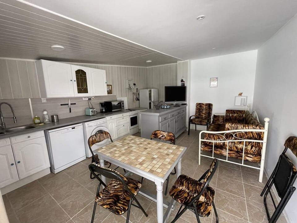 Appartement charmant 4 pers avec accès privé au lac - FR-1-822-19 Apartment in French Riviera