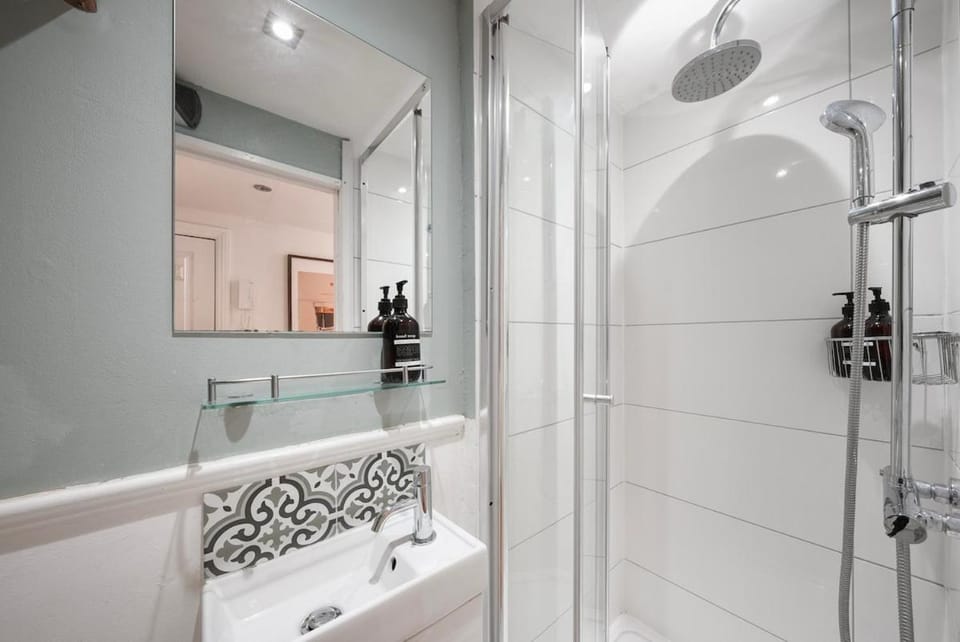 Chic Mezzanine with Balcony Apartment in City of Westminster