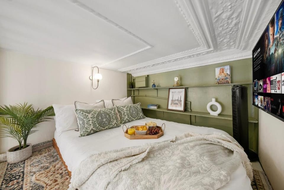 Chic Mezzanine with Balcony Apartment in City of Westminster