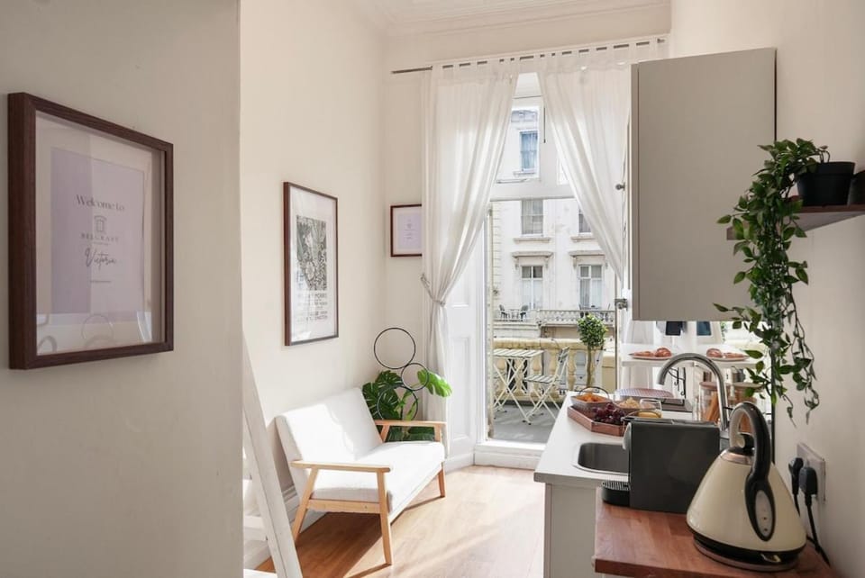 Chic Mezzanine with Balcony Apartment in City of Westminster