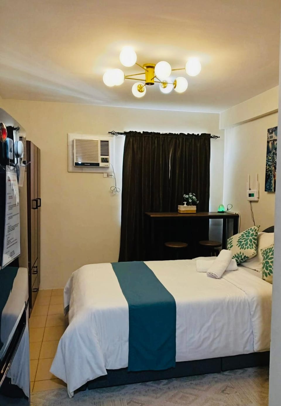 Bed, TV and multimedia, Photo of the whole room, Bedroom, towels, air conditioner