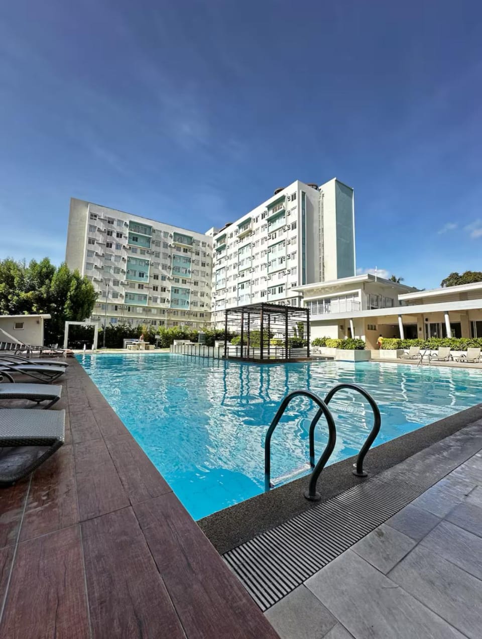 Property building, Day, Pool view, Swimming pool, sunbed