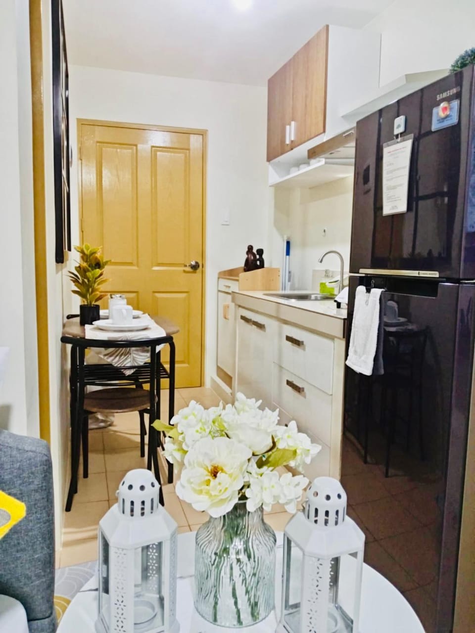 Kitchen or kitchenette, Dining area, stove