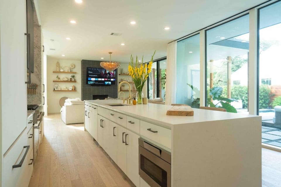 DT Luxury Oasis W Pool & Gym House in Zilker
