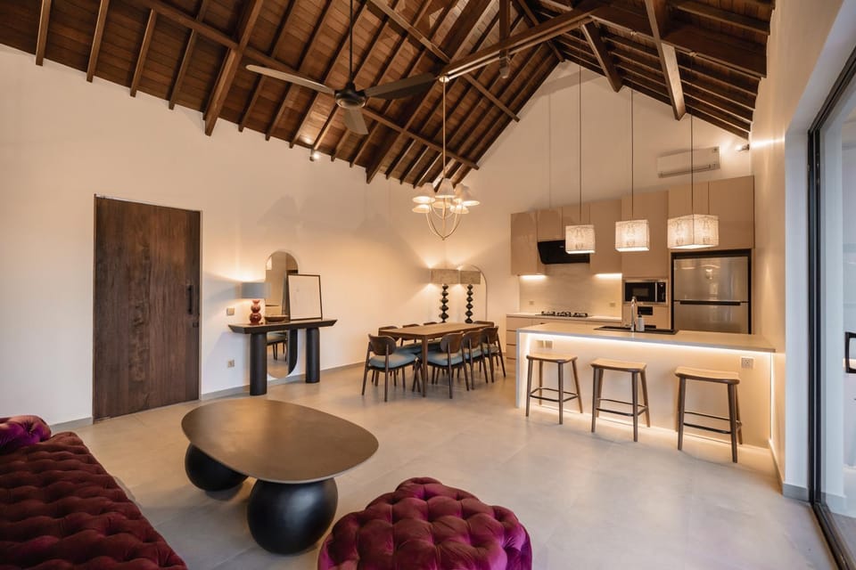 Kitchen or kitchenette, Dining area, stove