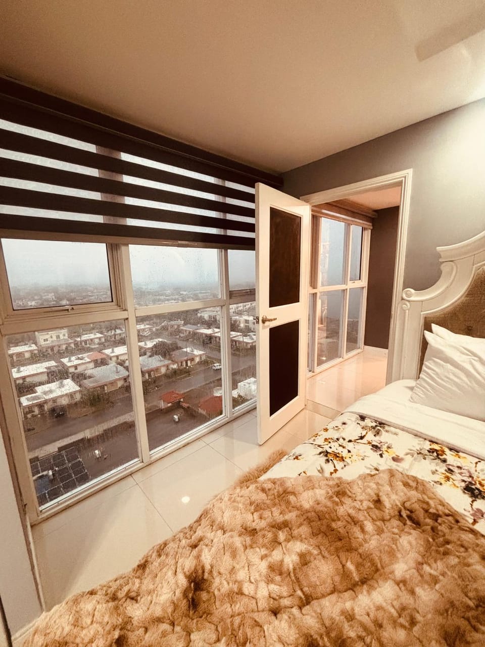 2 Bedrooms 2 Bathrooms Luxury Gated Condo with Beach and Breathtaking Views of Kingston Harbour and 2 swimming Pools Apartment in Portmore