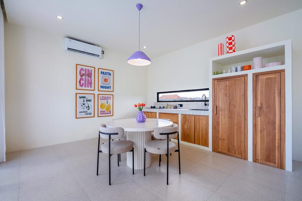 Kitchen or kitchenette, Dining area