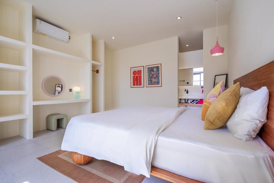 Photo of the whole room, Bedroom