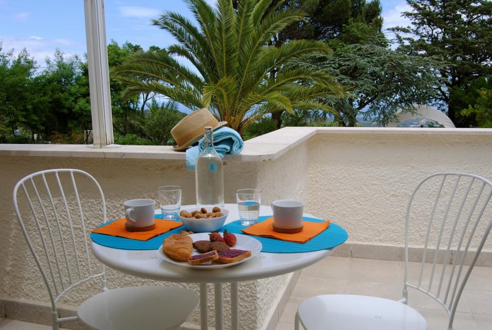 Balcony/Terrace, Breakfast, Internal: Not applicable to any particular room
