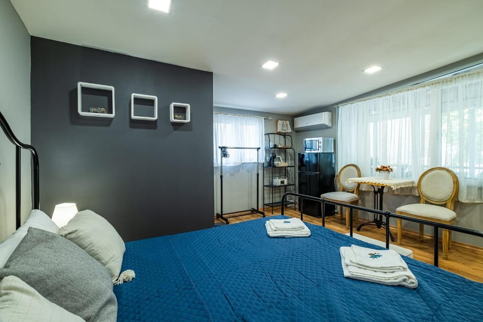 Bed, Photo of the whole room, Seating area, Bedroom, microwave, towels, air conditioner