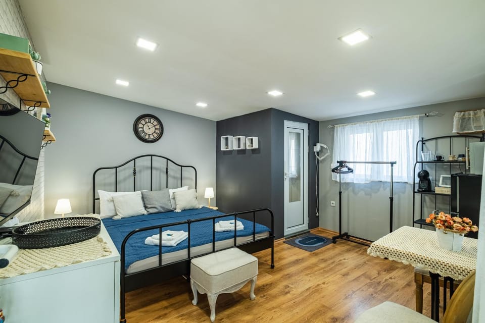 Bed, Photo of the whole room, Seating area, Dining area, Bedroom, Family, towels