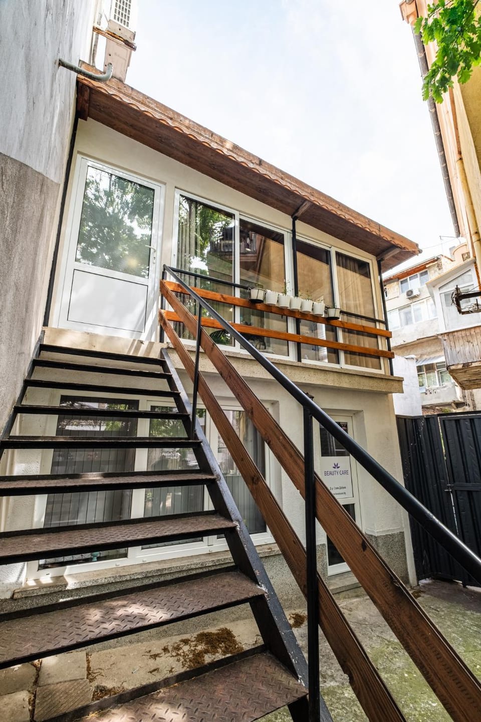 Property building, Facade/entrance, Day, On site, Location