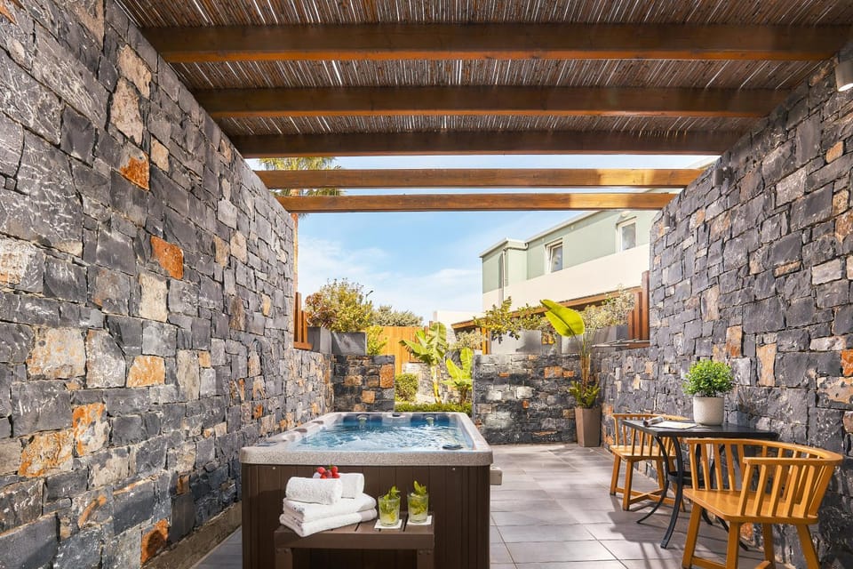 Patio, Hot Tub, Balcony/Terrace