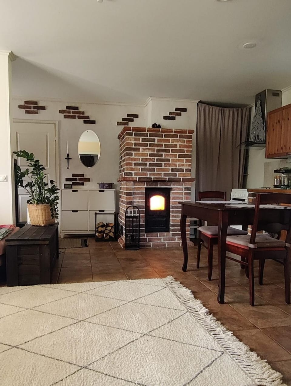 Dining area, fireplace