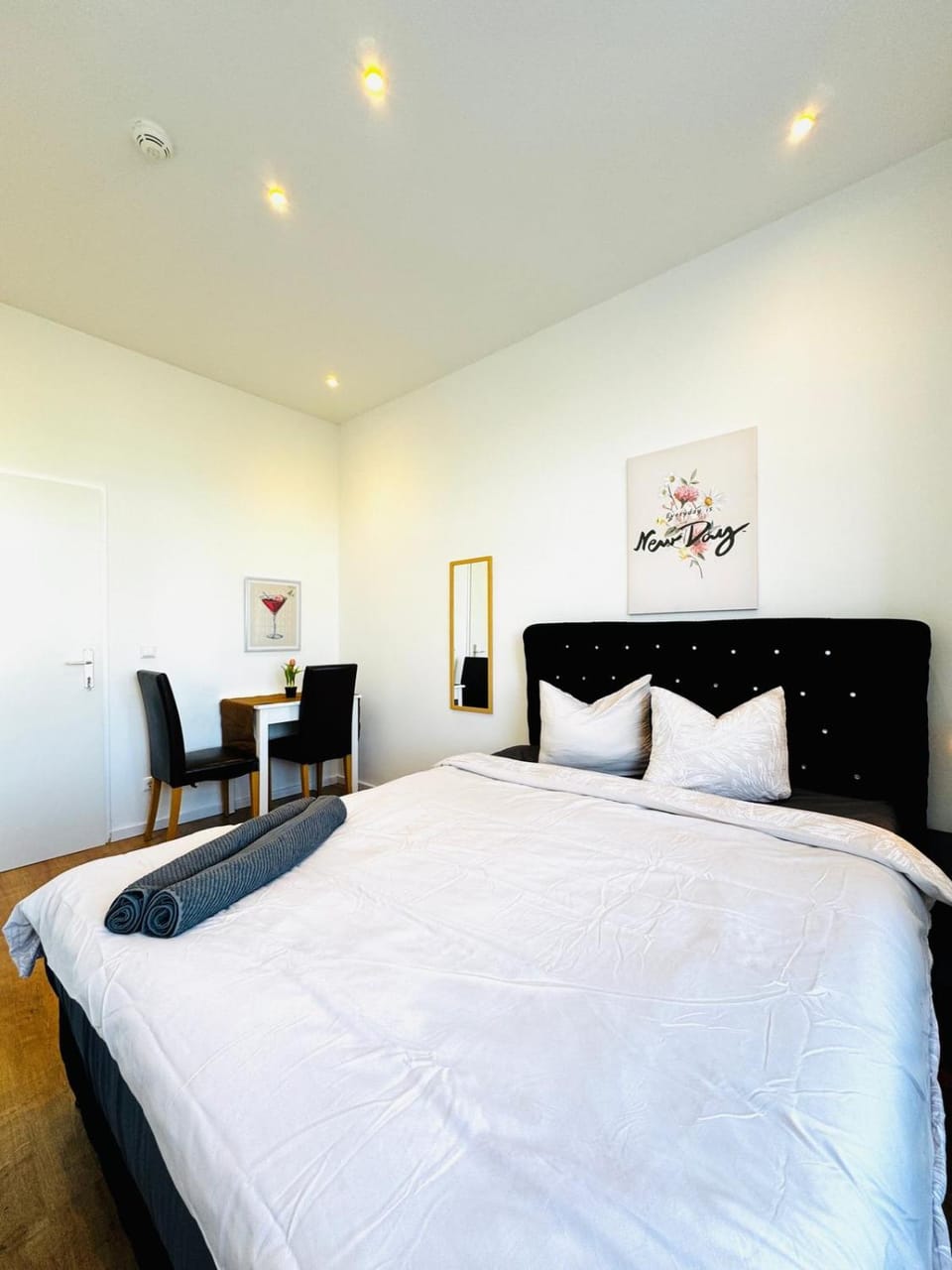 Bed, Seating area, Bedroom