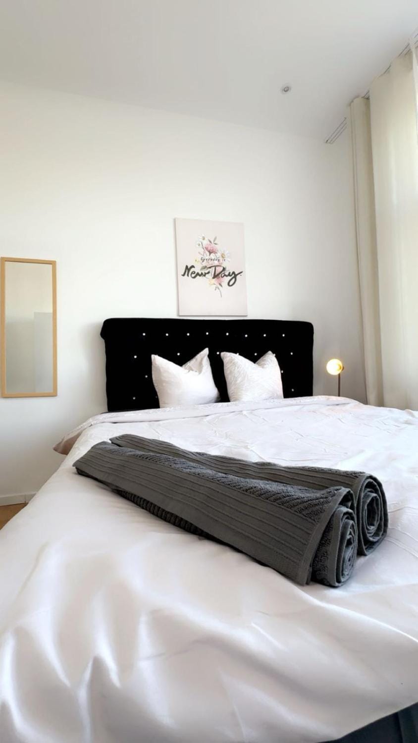 Bed, Bedroom, towels
