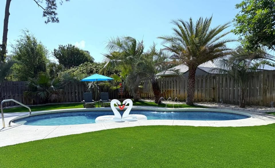 Caribbean feel,Mini&Disc Golf,Heated Pool,Game Rom House in Lower Grand Lagoon