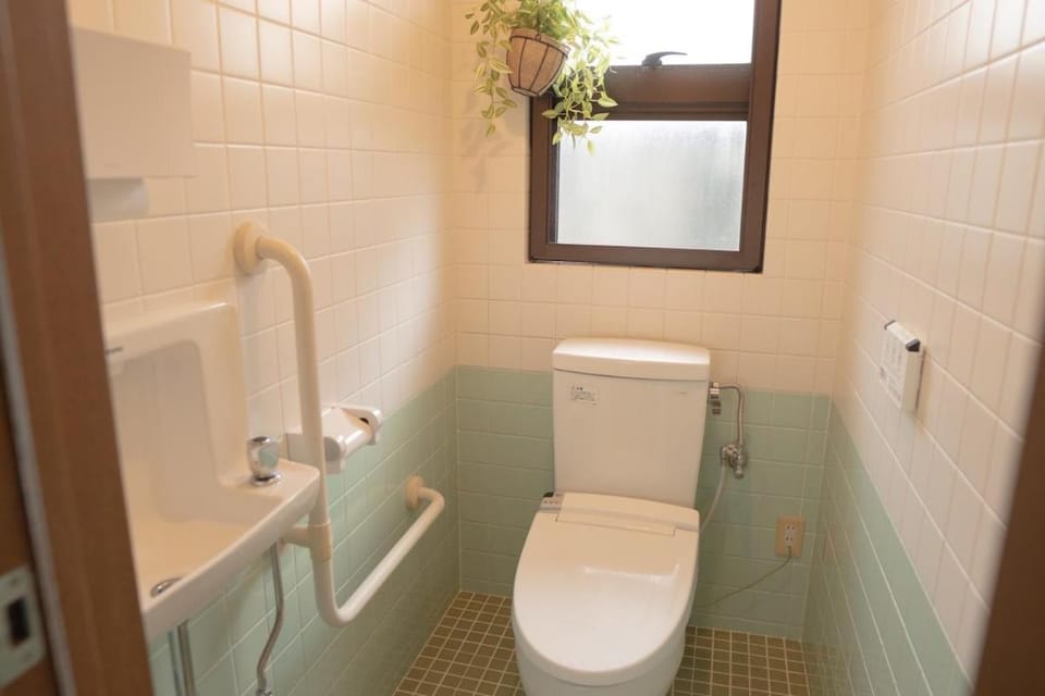 Toilet, bidet