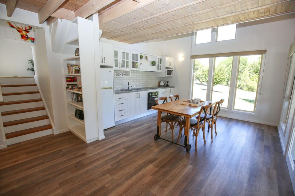 Coffee/tea facilities, Kitchen or kitchenette, Seating area, Dining area, heating, microwave, oven, stove, toaster, air conditioner
