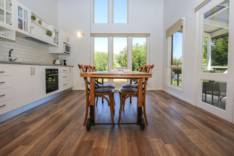 Coffee/tea facilities, Kitchen or kitchenette, Seating area, Dining area, heating, microwave, oven, stove, air conditioner