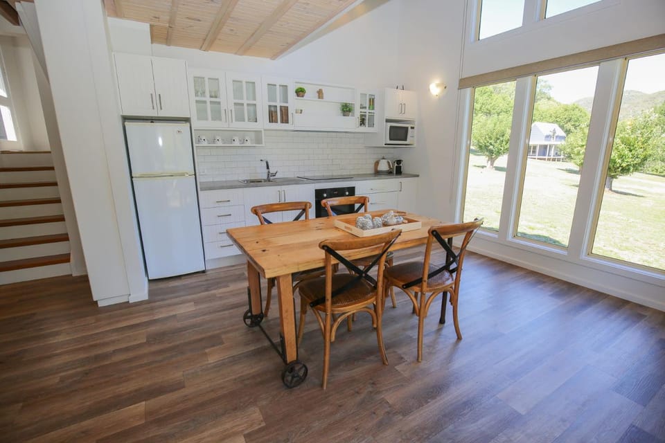 Coffee/tea facilities, Kitchen or kitchenette, Seating area, Dining area, heating, microwave, oven, stove, toaster, air conditioner