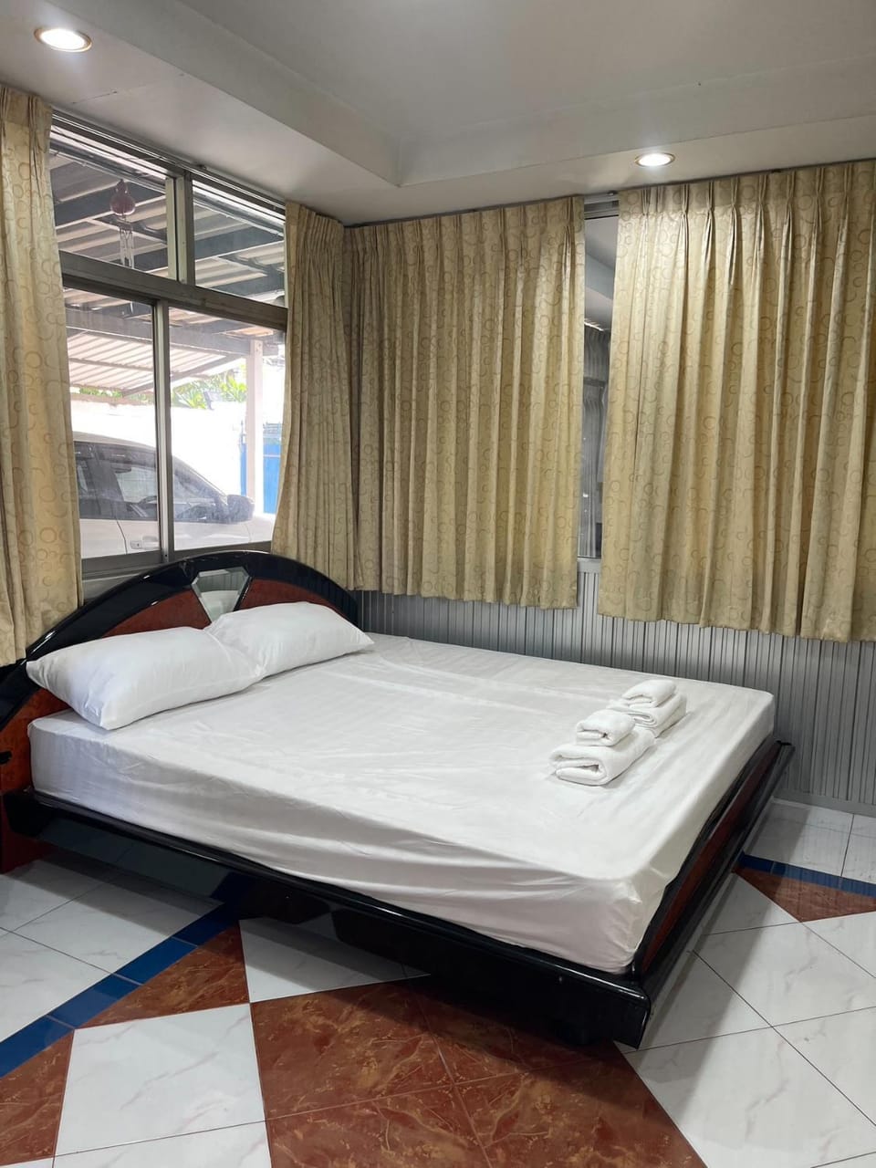 Bed, Photo of the whole room, Bedroom, towels
