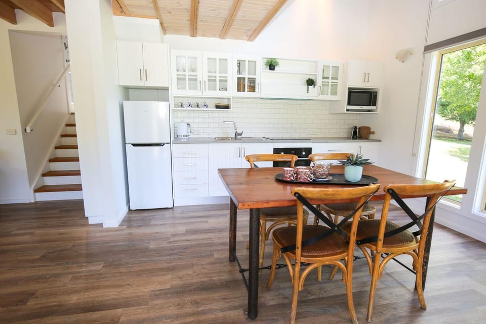 Coffee/tea facilities, Kitchen or kitchenette, Dining area, heating, microwave, oven, stove, toaster, air conditioner