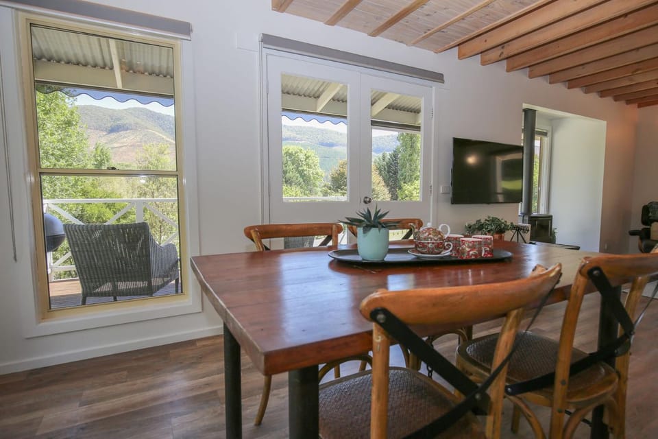 Natural landscape, TV and multimedia, Living room, Seating area, Dining area, Mountain view, fireplace