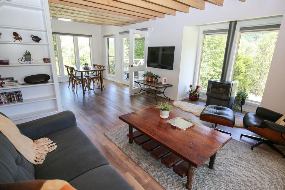 TV and multimedia, Living room, Seating area, Dining area, fireplace, heating, air conditioner