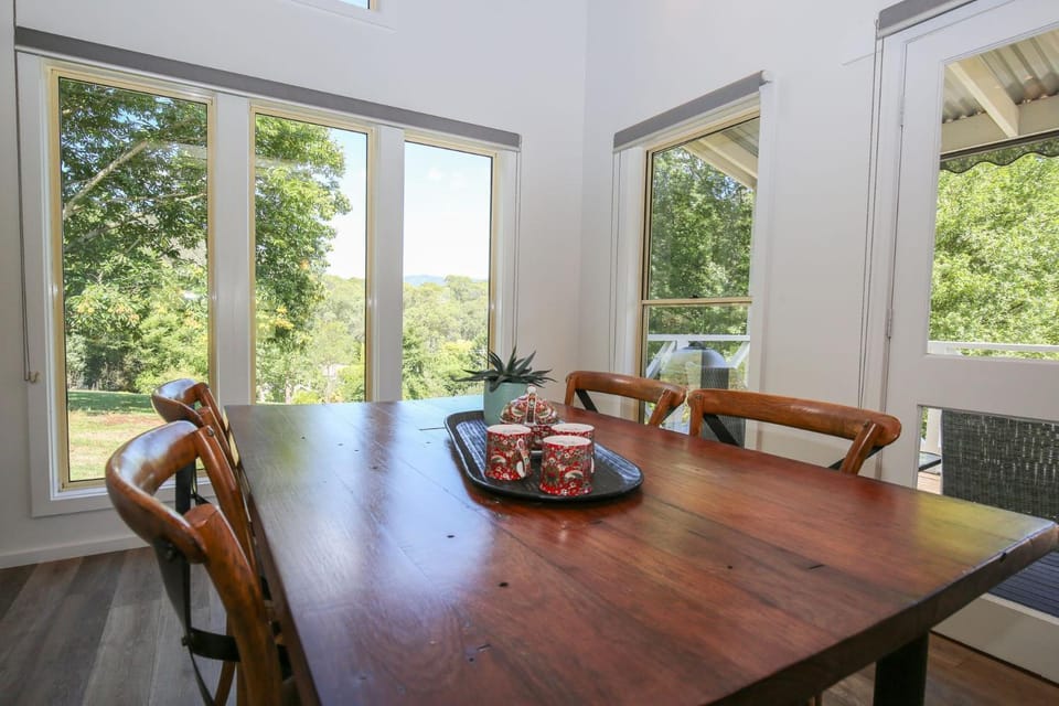 Natural landscape, Living room, Seating area, Dining area, Mountain view, heating, air conditioner