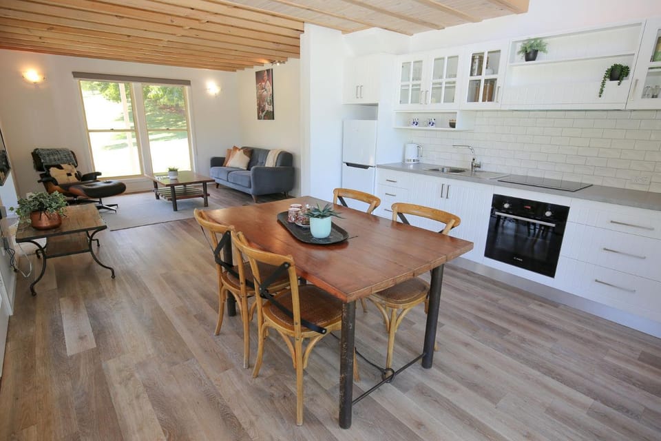 Coffee/tea facilities, Kitchen or kitchenette, Living room, Seating area, Dining area, heating, stove, air conditioner