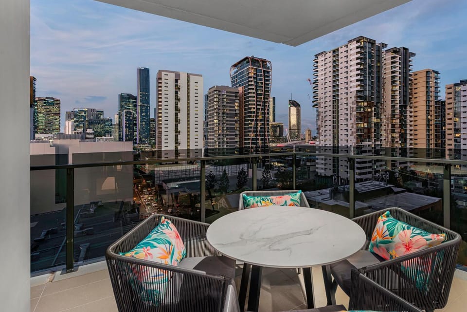 City View Apt with Balcony, King Bed and Rooftop Apartment in Brisbane City