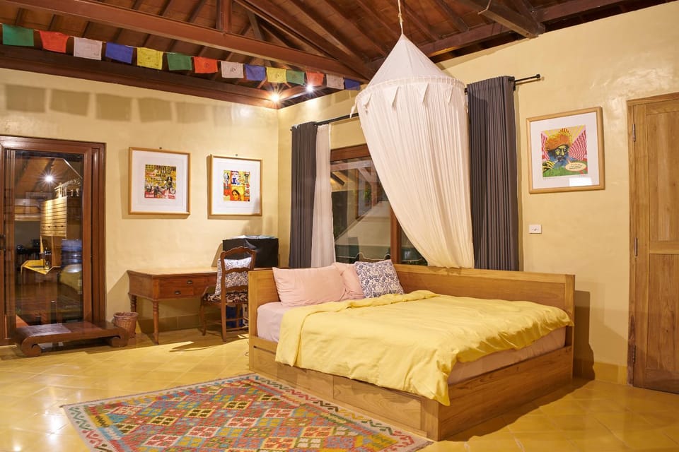 Bed, Living room, Photo of the whole room, Seating area, Bedroom