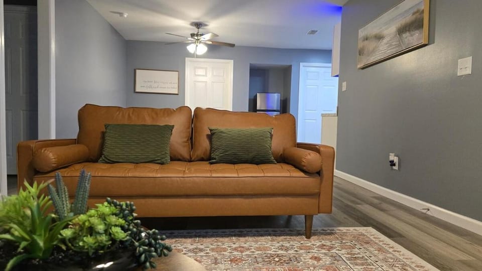 Cozy Home Sleeps 6 3 bed 2 bath off I-10 House in Mobile