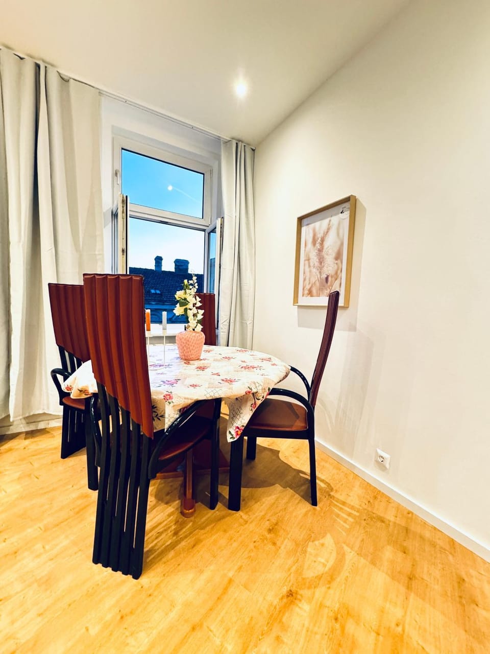 Seating area, Dining area