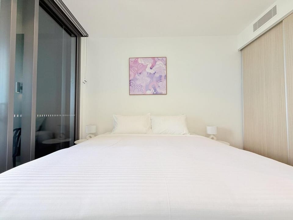 1 Bed and Sofa Bed Riverfront Retreat with Pool at QWR Apartment in Brisbane City