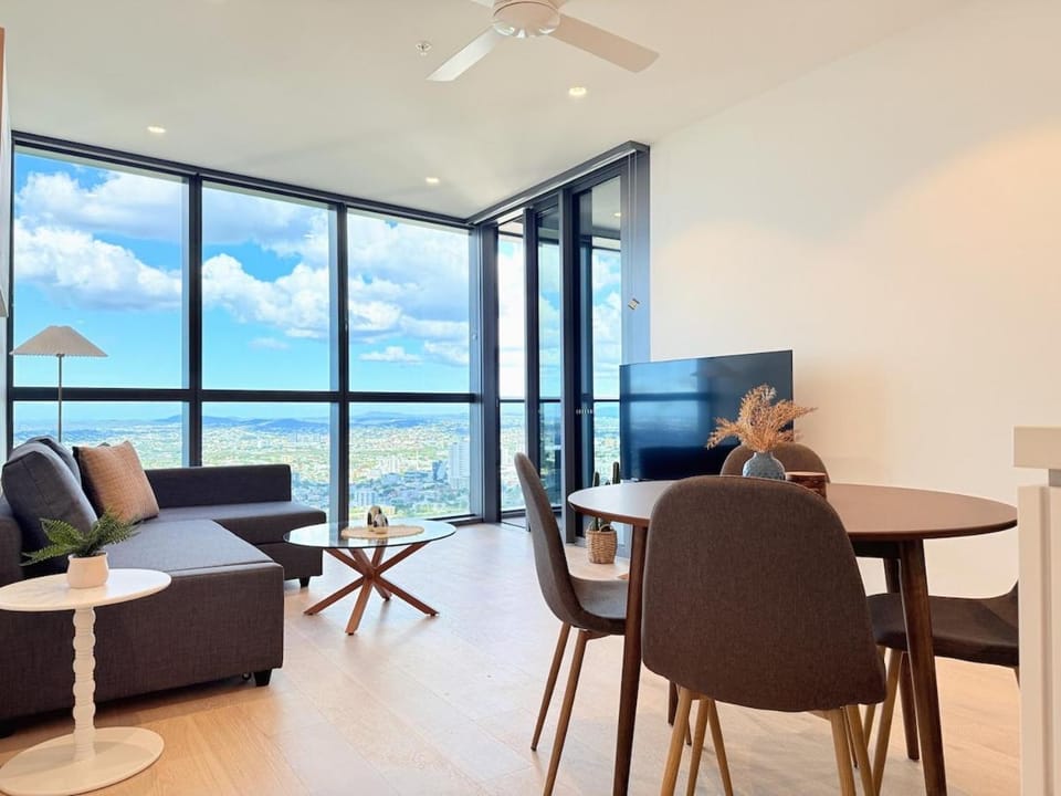 1 Bed and Sofa Bed Riverfront Retreat with Pool at QWR Apartment in Brisbane City