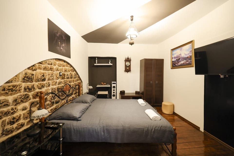 Bed, TV and multimedia, Photo of the whole room, Bedroom