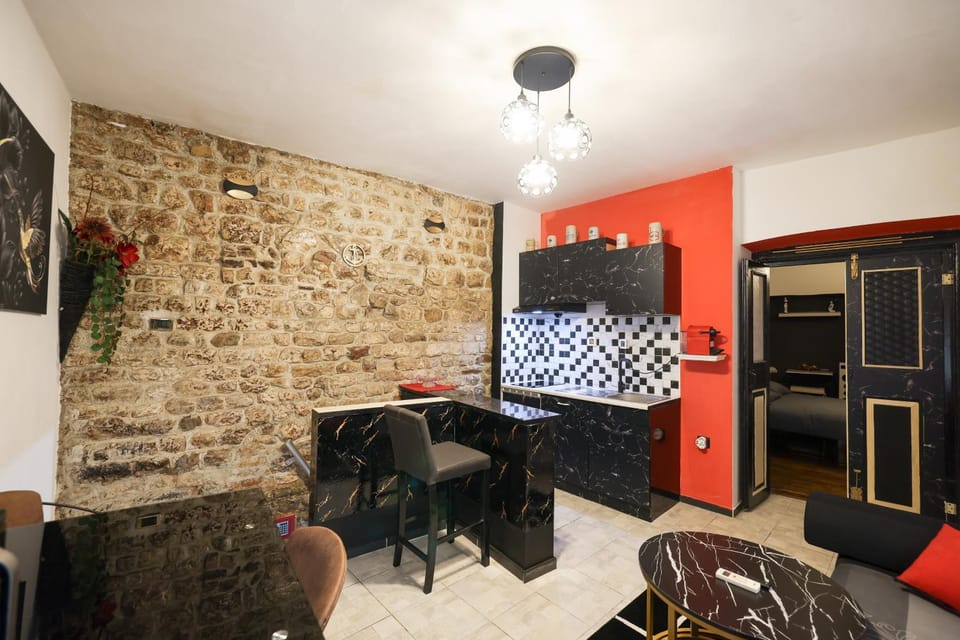 TV and multimedia, Kitchen or kitchenette, Living room, Seating area, Dining area