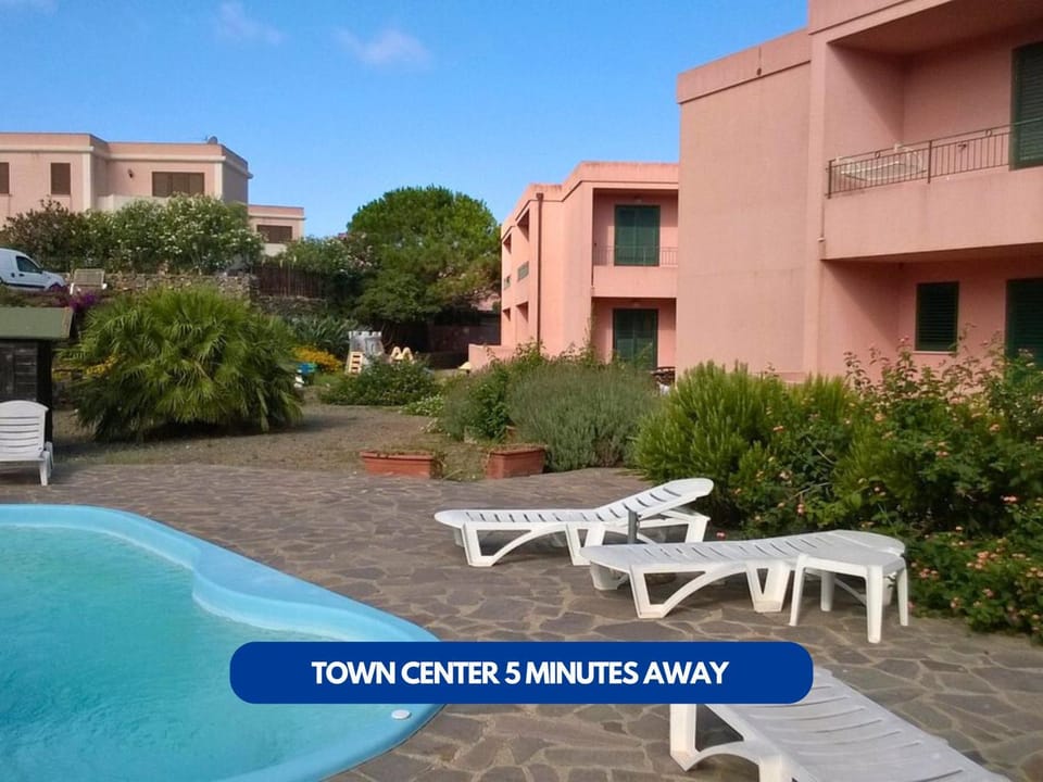 Property building, Day, Pool view, Swimming pool, sunbed