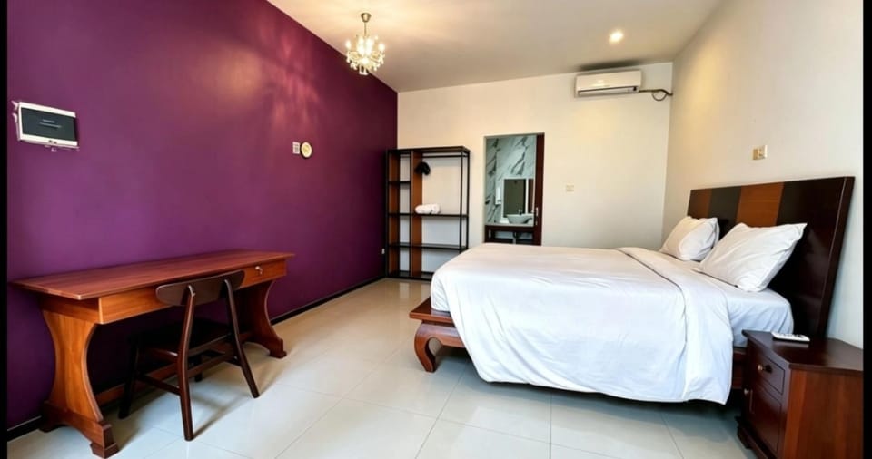 Toilet, Bed, Photo of the whole room, Seating area, Bedroom, air conditioner
