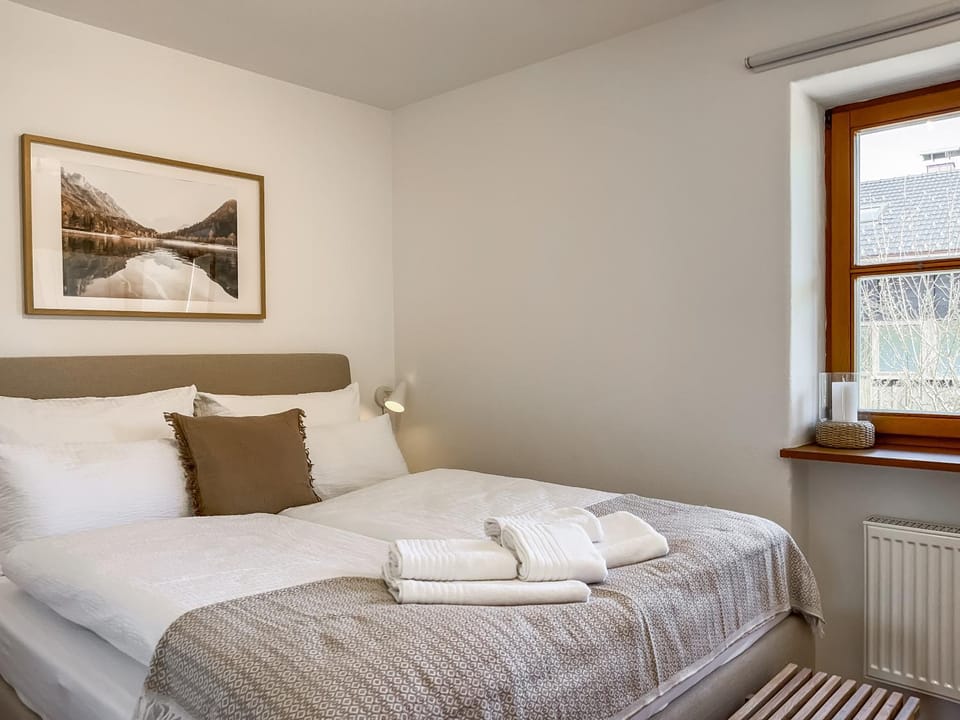 Bed, View (from property/room), Photo of the whole room, Decorative detail, Bedroom, furniture, internet, towels