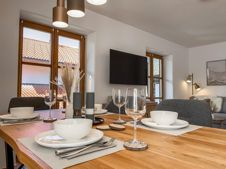 TV and multimedia, Living room, Decorative detail, Seating area, Dining area, furniture