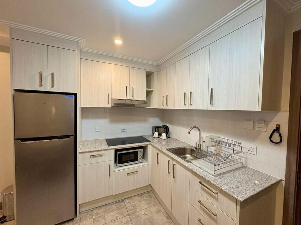 Sheryll Escapes - La Grande 1114, 11th floor, Phase 2, 1BR balcony Apartment in Angeles