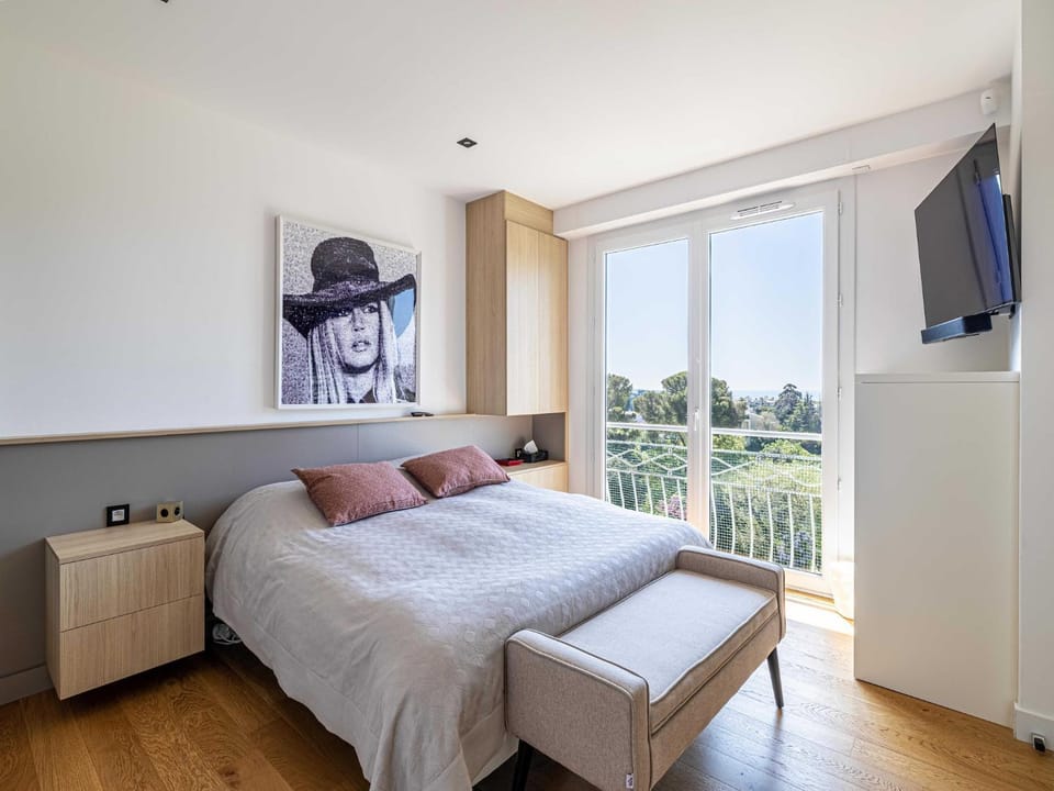 Bed, TV and multimedia, Bedroom