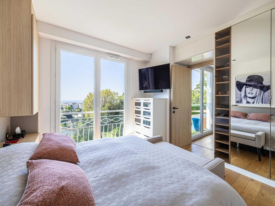 Bed, TV and multimedia, Other, Bedroom