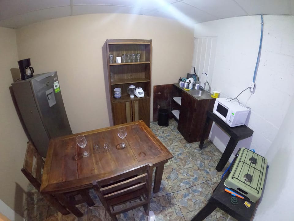 Kitchen or kitchenette, Dining area, minibar, oven, pet friendly