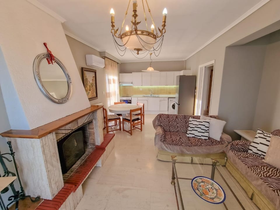 Kitchen or kitchenette, Living room, Seating area, Dining area, stove