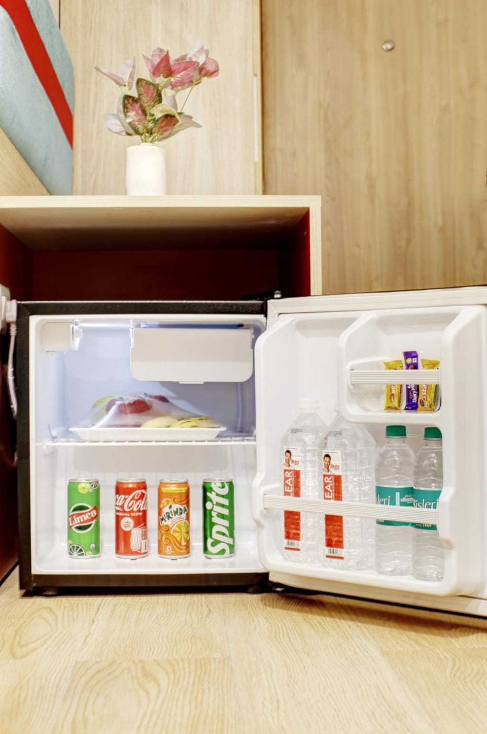 Kitchen or kitchenette, minibar