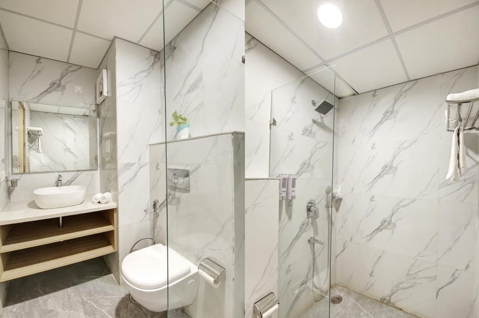 Shower, Toilet, Bathroom, towels